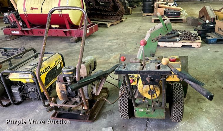 image for item DZ8994Q Lot of tools Lawn and garden equipment