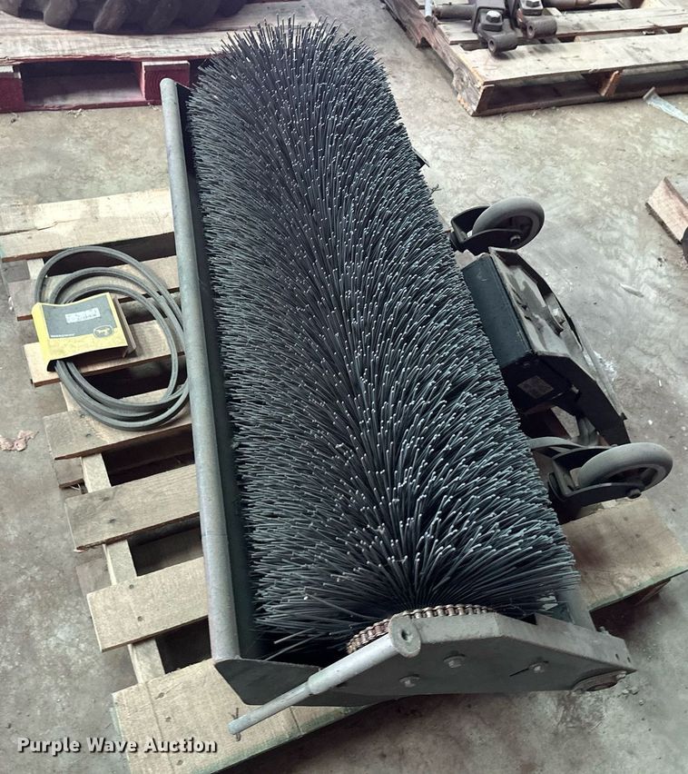 image for item DZ8994Q Lot of tools Lawn and garden equipment