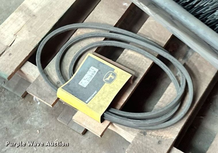 image for item DZ8994Q Lot of tools Lawn and garden equipment