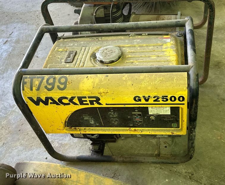 image for item DZ8994Q Lot of tools Lawn and garden equipment