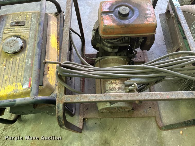 image for item DZ8994Q Lot of tools Lawn and garden equipment