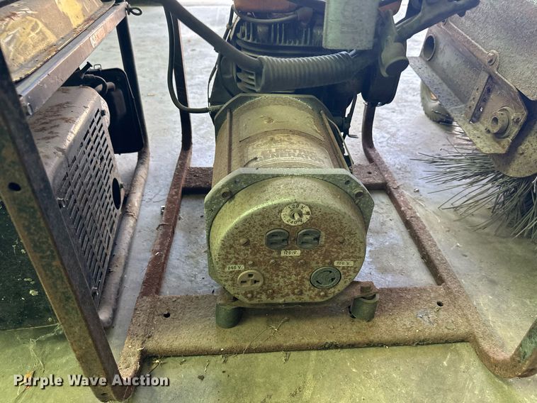 image for item DZ8994Q Lot of tools Lawn and garden equipment