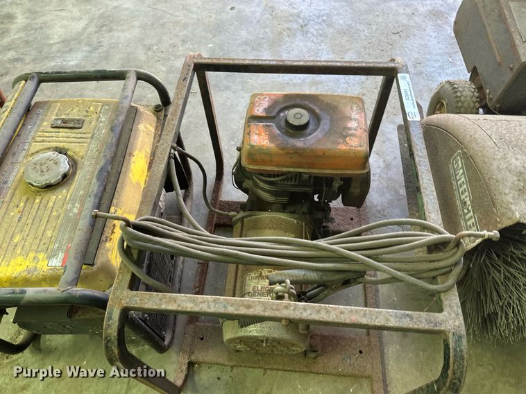 image for item DZ8994Q Lot of tools Lawn and garden equipment