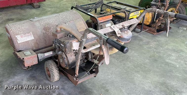 image for item DZ8994Q Lot of tools Lawn and garden equipment