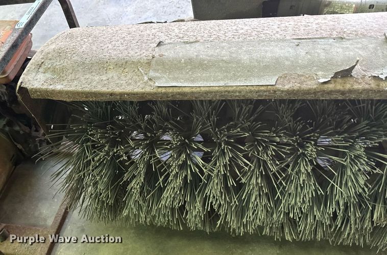 image for item DZ8994Q Lot of tools Lawn and garden equipment