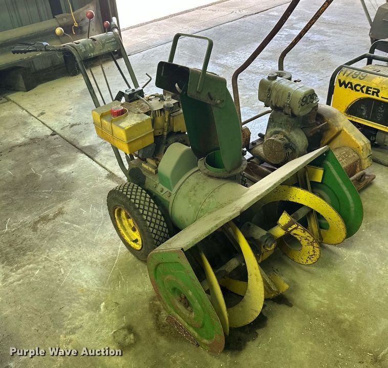 image for item DZ8994Q Lot of tools Lawn and garden equipment