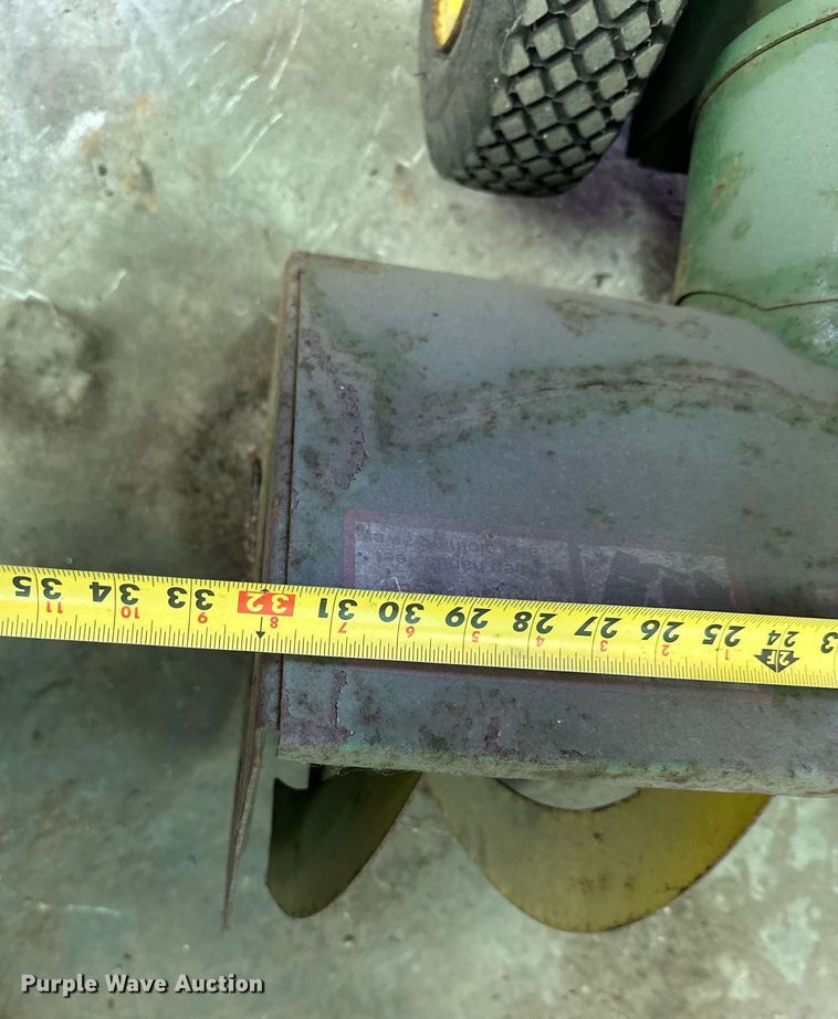 image for item DZ8994Q Lot of tools Lawn and garden equipment