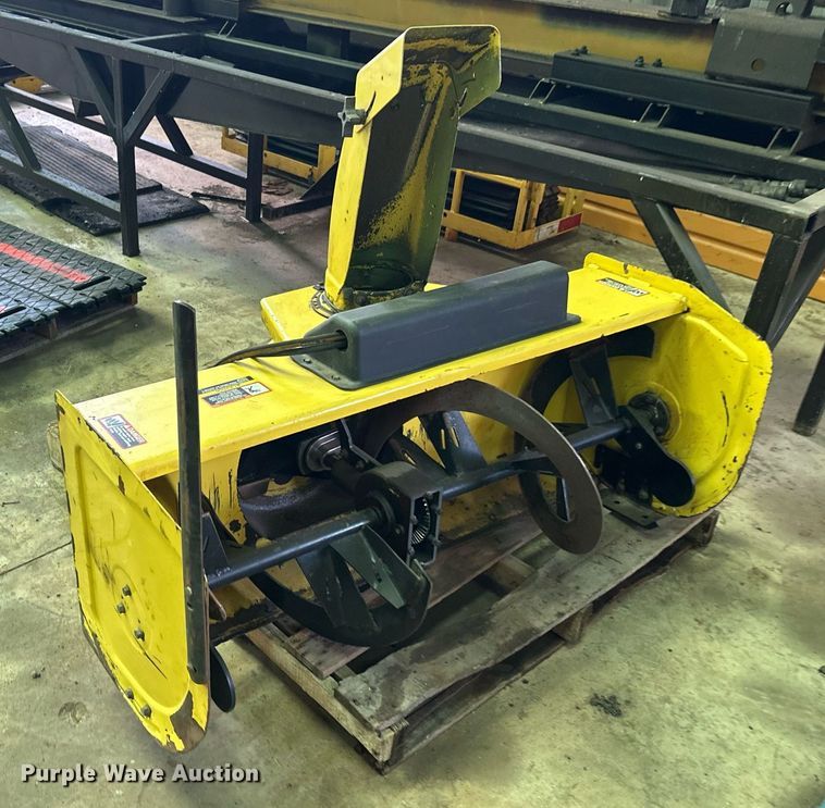 image for item DZ8994Q Lot of tools Lawn and garden equipment