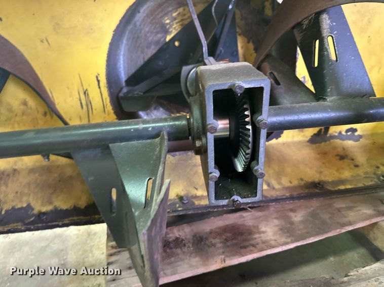 image for item DZ8994Q Lot of tools Lawn and garden equipment