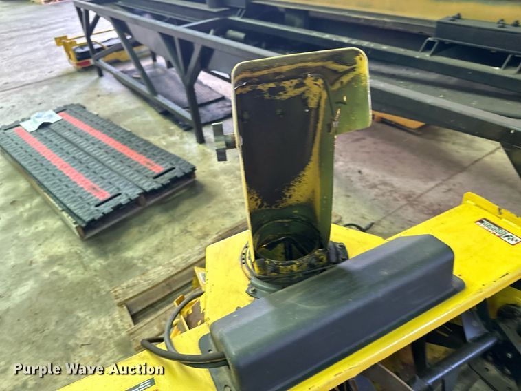 image for item DZ8994Q Lot of tools Lawn and garden equipment