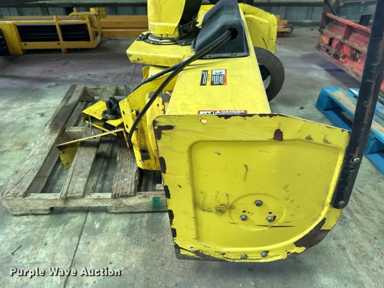 image for item DZ8994Q Lot of tools Lawn and garden equipment