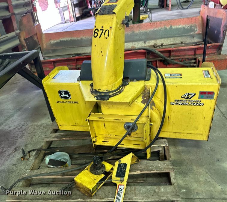 image for item DZ8994Q Lot of tools Lawn and garden equipment