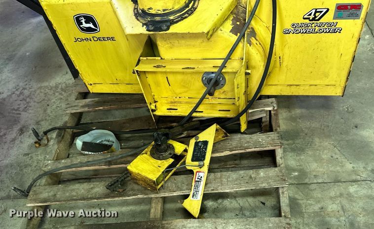 image for item DZ8994Q Lot of tools Lawn and garden equipment