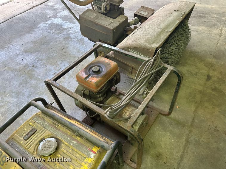 image for item DZ8994 Lot of tools Lawn and garden equipment