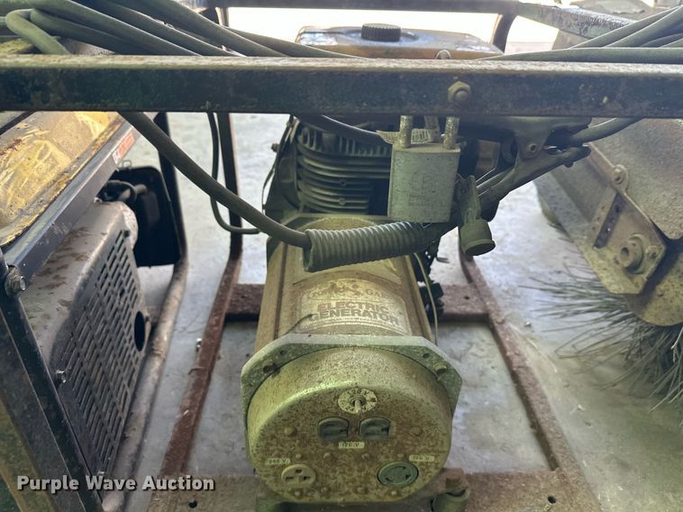 image for item DZ8994 Lot of tools Lawn and garden equipment