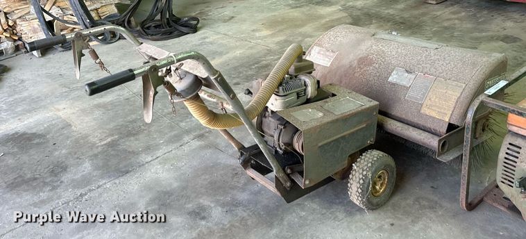 image for item DZ8994 Lot of tools Lawn and garden equipment