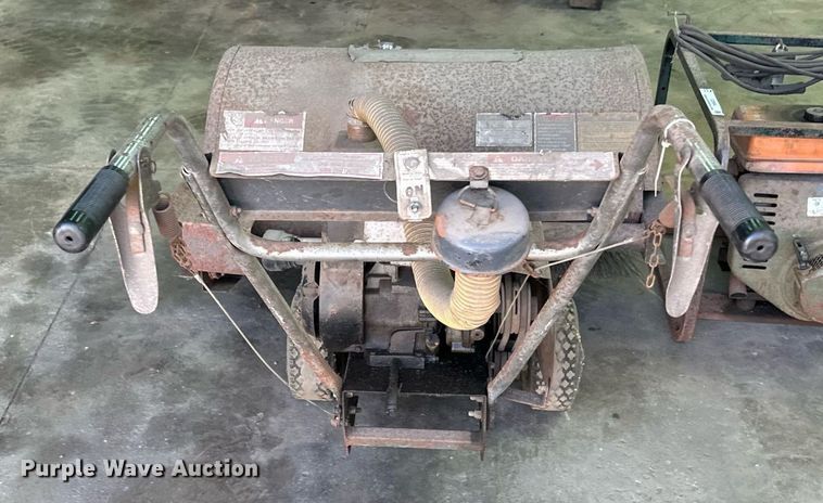 image for item DZ8994 Lot of tools Lawn and garden equipment