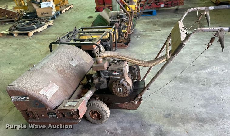 image for item DZ8994 Lot of tools Lawn and garden equipment