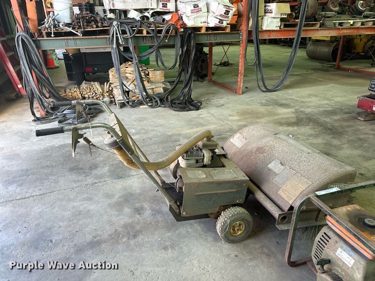 image for item DZ8994 Lot of tools Lawn and garden equipment