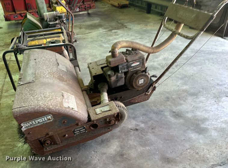 image for item DZ8994 Lot of tools Lawn and garden equipment