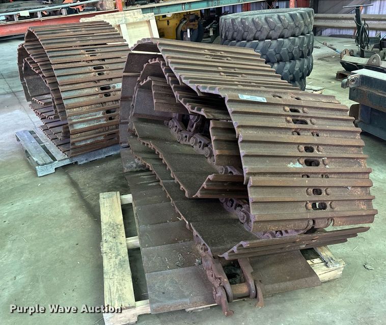 image for item DZ8995 Excavator tracks