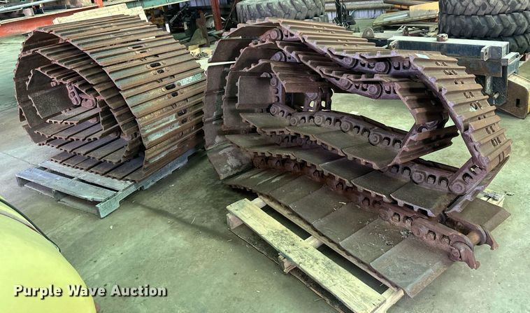 image for item DZ8995 Excavator tracks