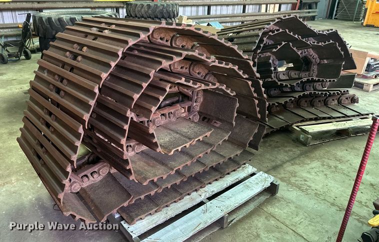 image for item DZ8995 Excavator tracks