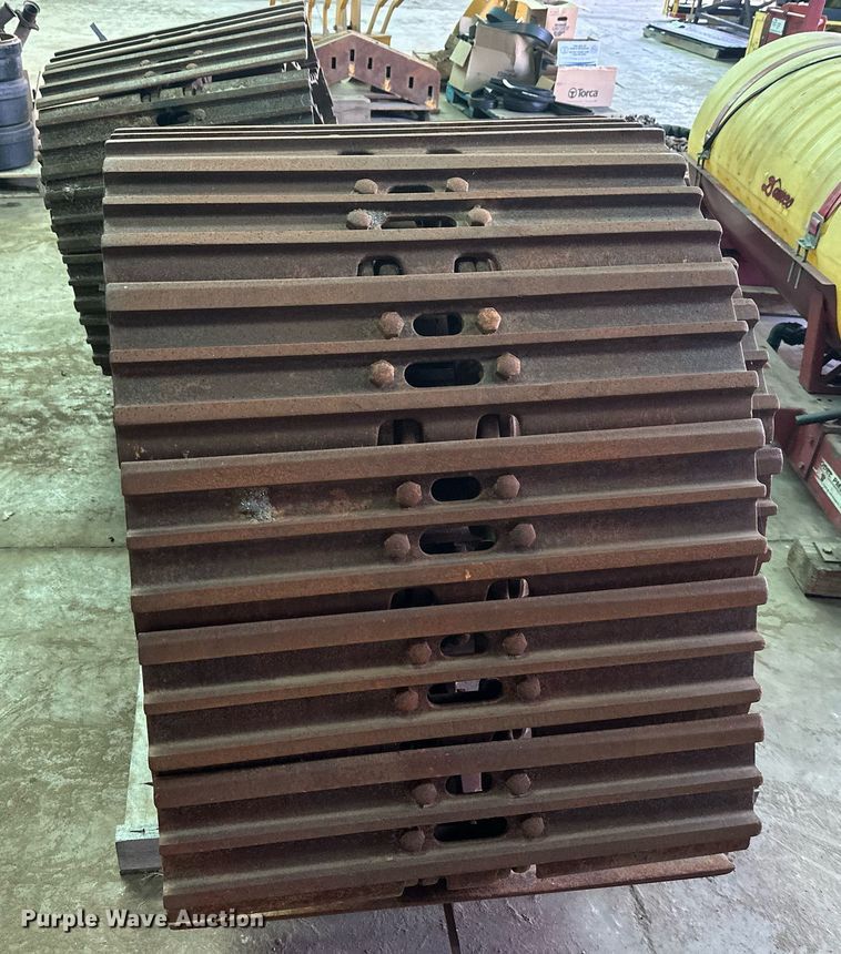image for item DZ8995 Excavator tracks