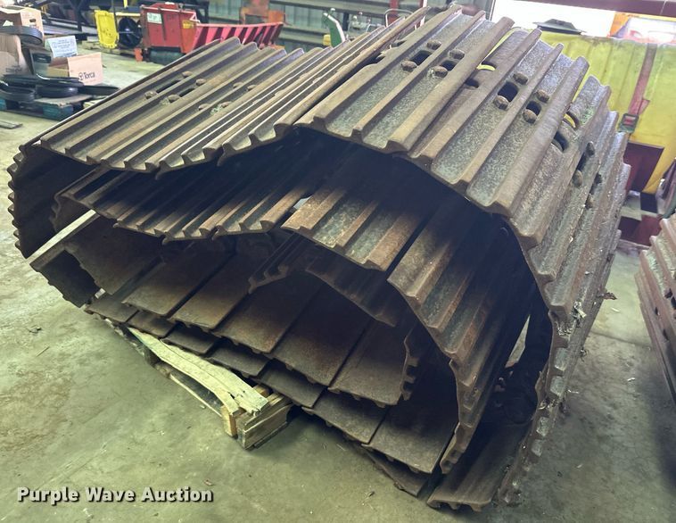 image for item DZ8995 Excavator tracks
