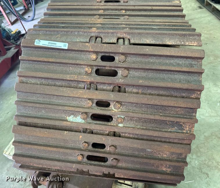 image for item DZ8995 Excavator tracks