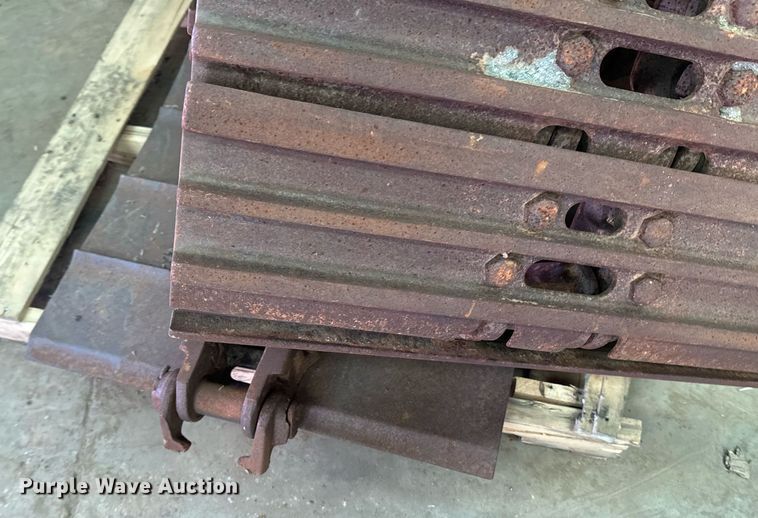 image for item DZ8995 Excavator tracks