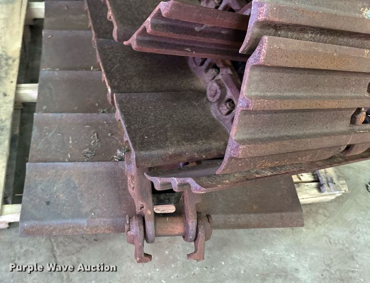 image for item DZ8995 Excavator tracks