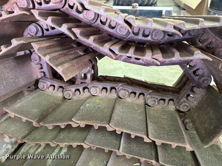 image for item DZ8995 Excavator tracks