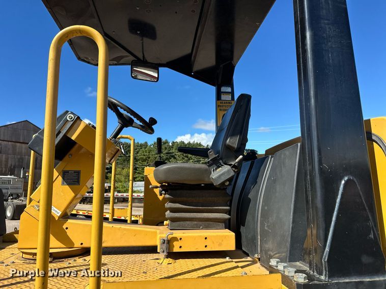 image for item DZ8998 2009 Caterpillar PS-150C pneumatic roller