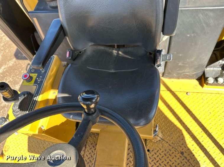 image for item DZ8998 2009 Caterpillar PS-150C pneumatic roller