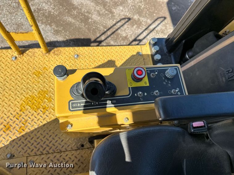 image for item DZ8998 2009 Caterpillar PS-150C pneumatic roller