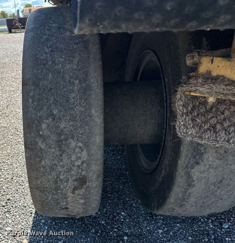 image for item DZ8998 2009 Caterpillar PS-150C pneumatic roller