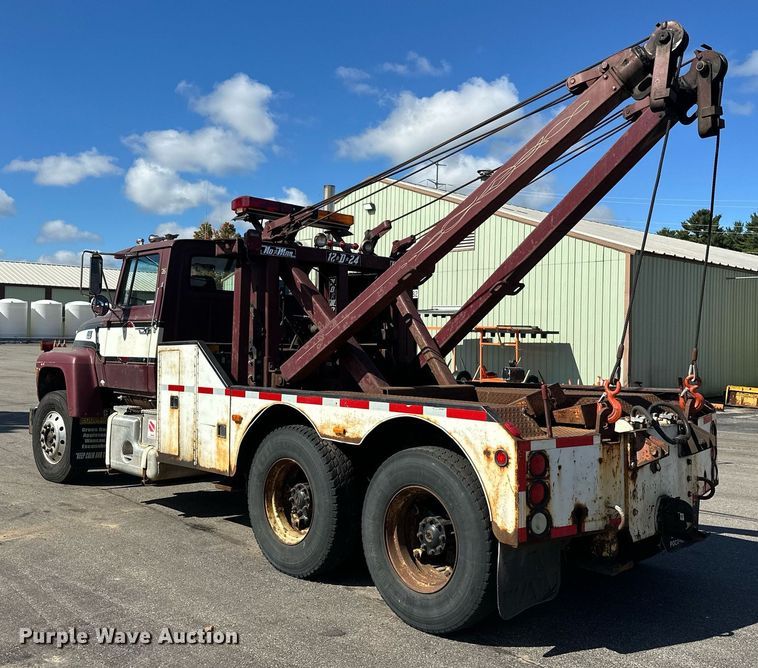 image for item DZ8999 1978 Ford 9000 tow truck