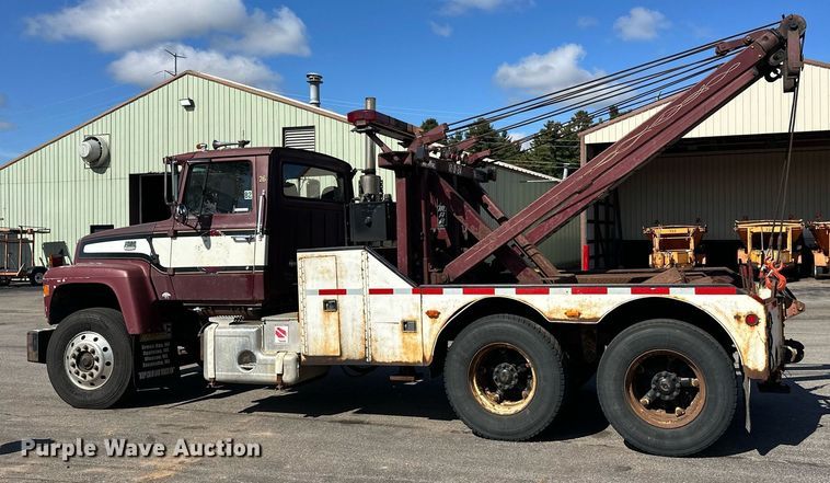 image for item DZ8999 1978 Ford 9000 tow truck