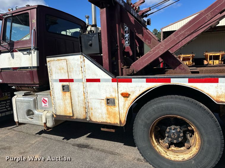 image for item DZ8999 1978 Ford 9000 tow truck