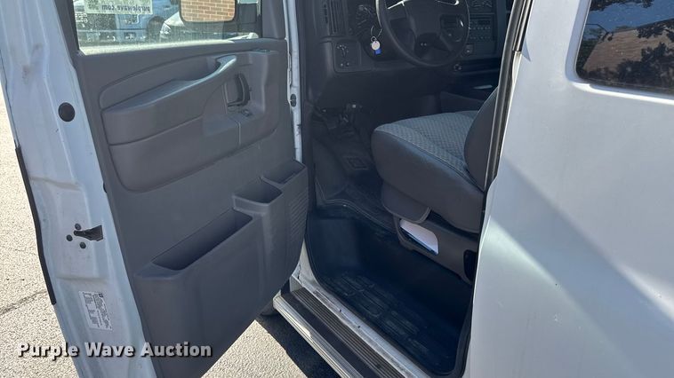 image for item EA1902 2003 Chevrolet Express 3500 van
