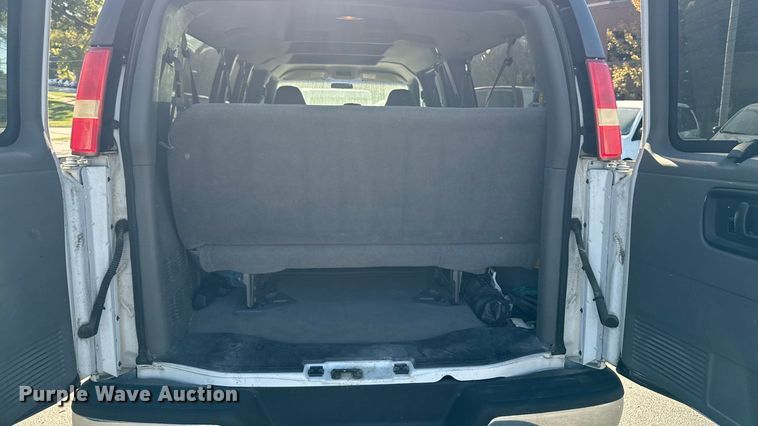 image for item EA1902 2003 Chevrolet Express 3500 van