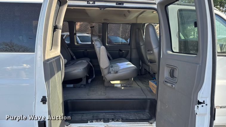 image for item EA1902 2003 Chevrolet Express 3500 van