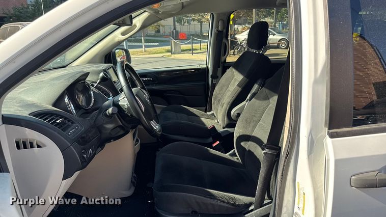 image for item EA1904 2019 Dodge Grand Caravan van