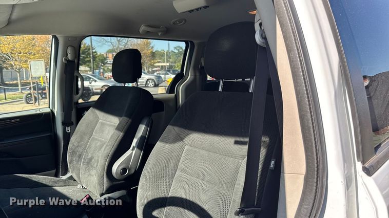 image for item EA1904 2019 Dodge Grand Caravan van