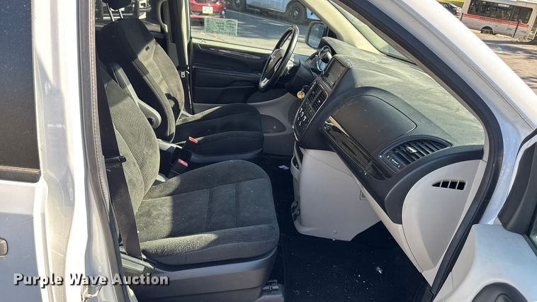 image for item EA1904 2019 Dodge Grand Caravan van