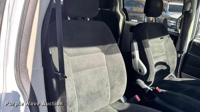 image for item EA1904 2019 Dodge Grand Caravan van