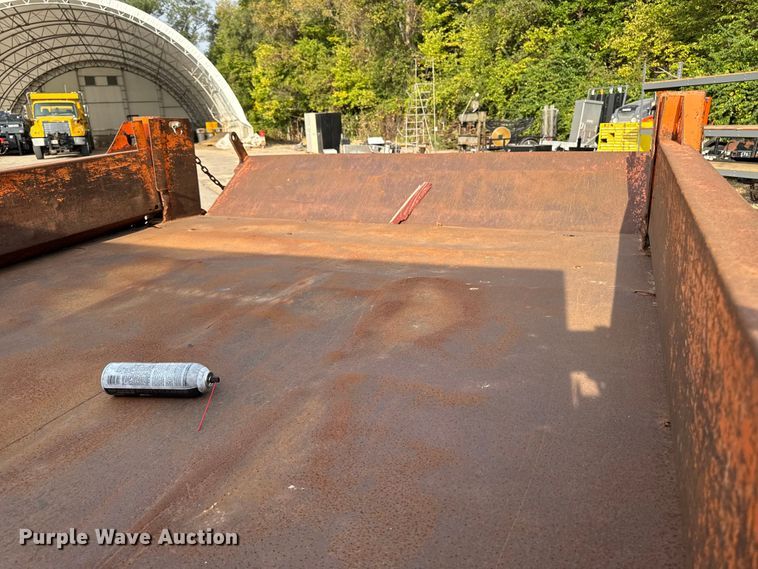 image for item EA1906 1997 Ford F-Super Duty dump truck