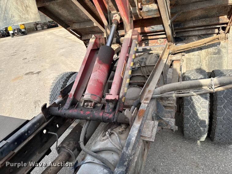 image for item EA1906 1997 Ford F-Super Duty dump truck