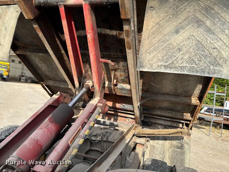 image for item EA1906 1997 Ford F-Super Duty dump truck